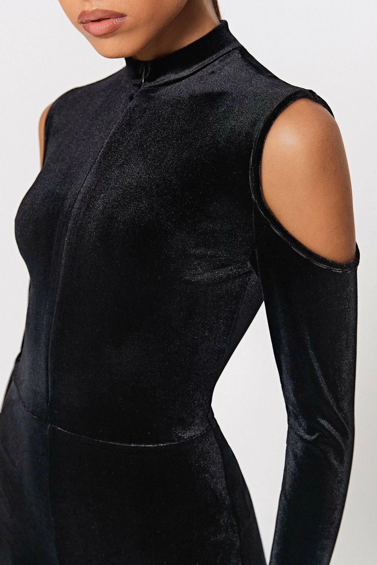 SOLADO Mock Neck Cold Shoulder Thumb Hole Romper Playsuit 5 SOLADO Mock Neck Cold Shoulder Thumb Hole Romper Playsuit - Image 5